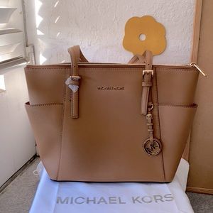 Michael Kors Jet Set Item East/West Trapeze Tote-Luggage. New no tags.